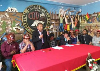 Ministro de Bolivia explica situación existente en el país