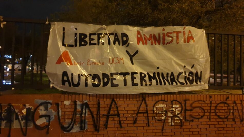 La Universidad Carlos III de Madrid aparece llena de lazos amarillos