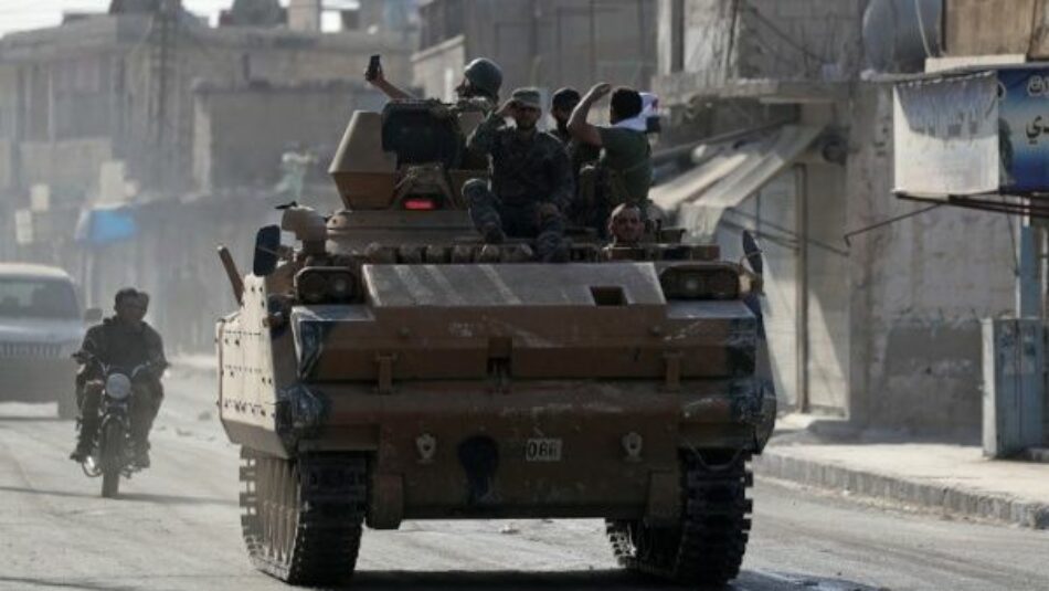 Fuerzas militares sirias llegan a la frontera con Turquía