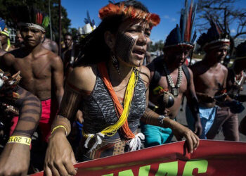 Una comitiva de líderes indígenas brasileños comienza hoy una gira por Europa para denunciar violaciones de derechos en su país