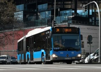 Las y los vecinos de Carabanchel Alto denuncian largas esperas y saturacin en la lnea 34 de la EMT