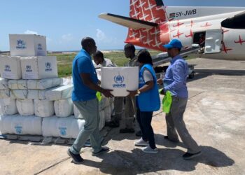 Un puente aéreo de ACNUR lleva ayuda humanitaria a somalíes aislados por las inundaciones