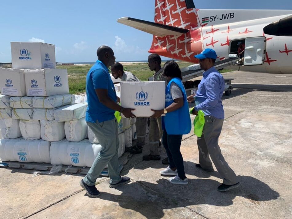 Un puente aéreo de ACNUR lleva ayuda humanitaria a somalíes aislados por las inundaciones