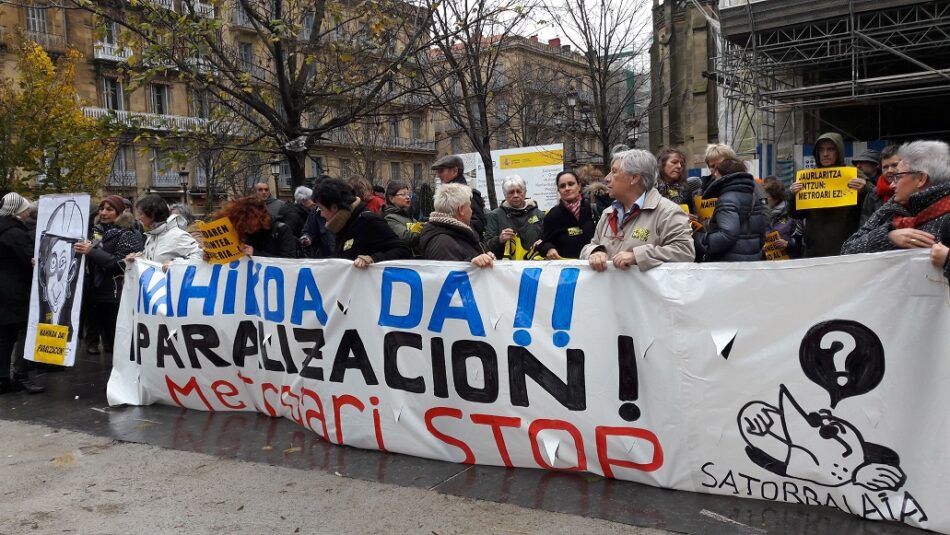 Vecinos de San Sebastián se manifiestan contra las obras del Metro tras el derrumbe en la avenida Zarautz
