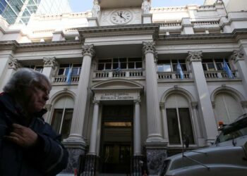 El Banco Central de Argentina limita el acceso a dólares para quienes viajen al exterior