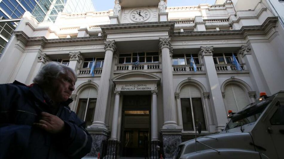 El Banco Central de Argentina limita el acceso a dólares para quienes viajen al exterior