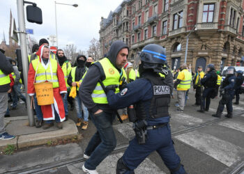 Más de 100 detenidos en las protestas de los chalecos amarillos en Francia