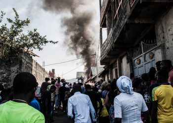 Al menos 26 muertos al estrellarse un avión sobre un área residencial en República Democrática del Congo