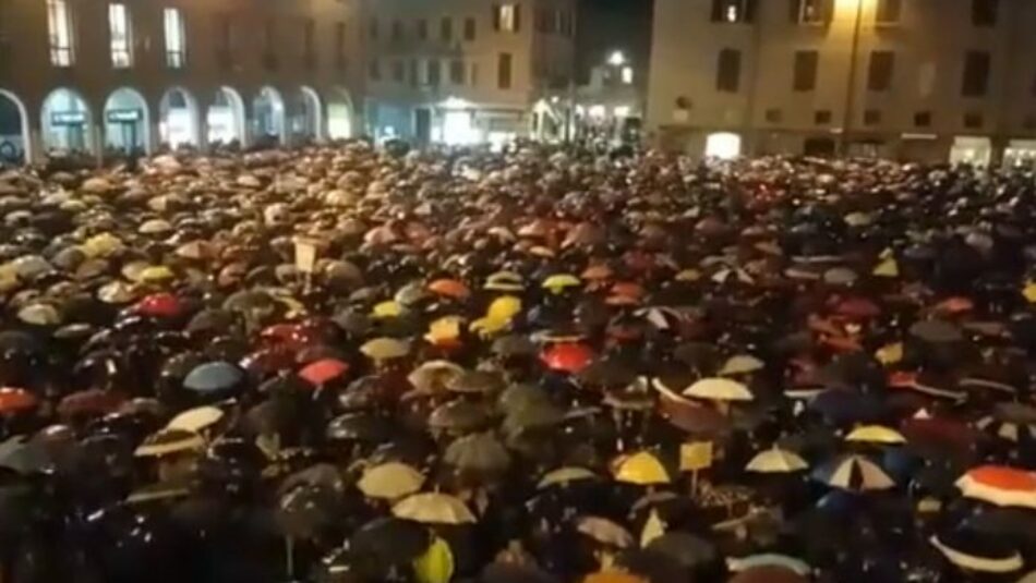 7.000 personas cantan en Módena el himno antifascista «Bella Ciao» frente a Matteo Salvini