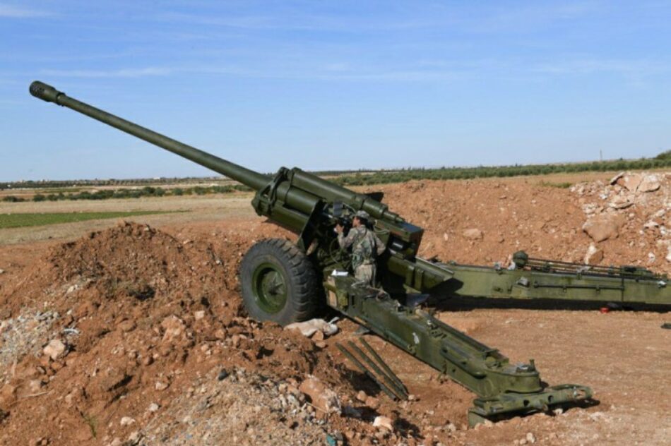 Siria despliega tanques y artillería en la frontera con Turquía