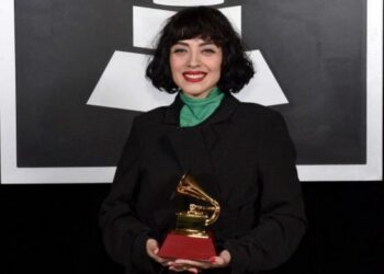 “En Chile torturan, violan y matan”. El potente mensaje de Mon Laferte en la alfombra roja de los Grammy Latinos