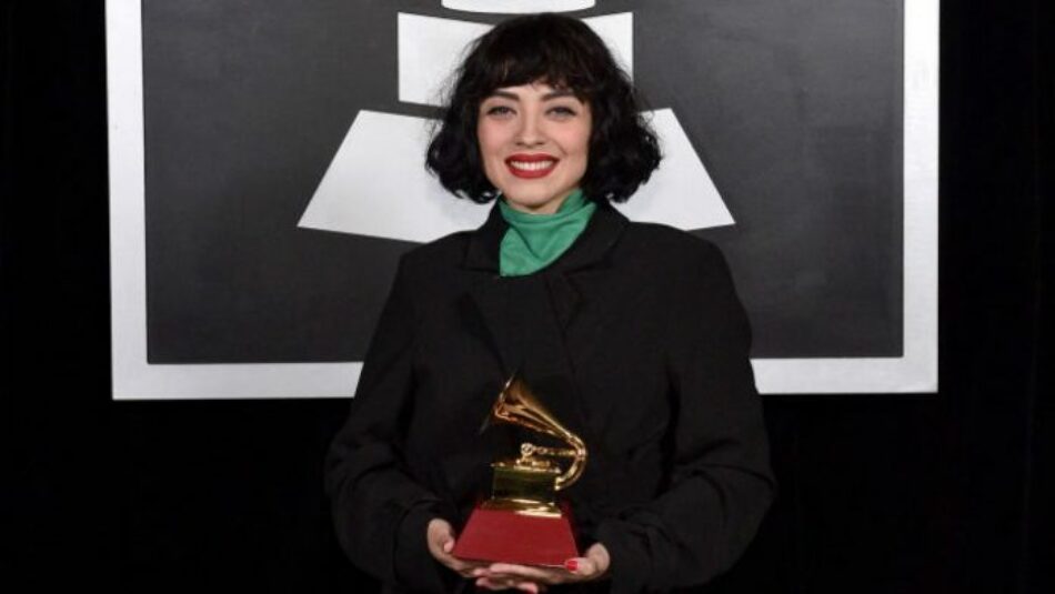 “En Chile torturan, violan y matan”. El potente mensaje de Mon Laferte en la alfombra roja de los Grammy Latinos