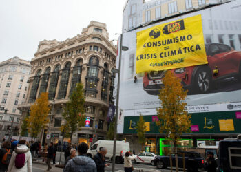 Black Friday: activistas de Greenpeace irrumpen en las tiendas del centro de Madrid para denunciar que el consumismo agrava la crisis climática
