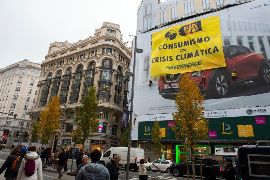 Black Friday: activistas de Greenpeace irrumpen en las tiendas del centro de Madrid para denunciar que el consumismo agrava la crisis climática