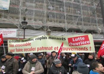 Huelguistas en Francia bloquean terminales de buses