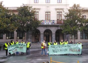 Los y las trabajadoras del servicio de recogida de basuras de nueve municipios de Bizkaia en huelga