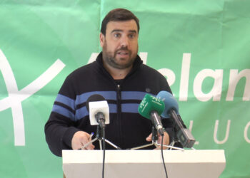 Adelante Andalucía pide la dimisión de los consejeros Aguirre e Imbroda por el caos de la Sanidad y la Educación en la provincia