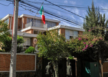 Aumenta presencia policial en embajada de México en Bolivia