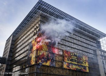 Activistas de Greenpeace “incendian” la reunión de líderes de la UE en Bruselas para denunciar la emergencia climática
