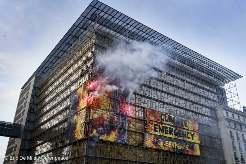 Activistas de Greenpeace “incendian” la reunión de líderes de la UE en Bruselas para denunciar la emergencia climática