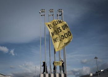 Escaladores de Greenpeace cuelgan pancartas frente a la COP para pedir un acuerdo justo y que no se negocie con el clima