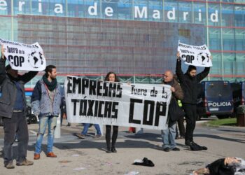 Organizaciones ecologistas protagonizan en Madrid una protesta contra la presencia de empresas contaminantes en la COP25