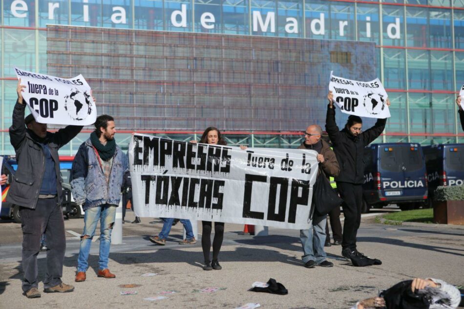 Organizaciones ecologistas protagonizan en Madrid una protesta contra la presencia de empresas contaminantes en la COP25