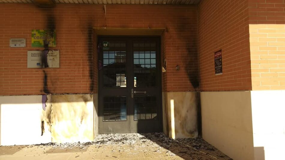 Aparecen quemadas las puertas moradas del IES Antonio de Ulloa