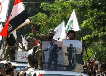 Manifestantes atacan la embajada de Estados Unidos en Bagdad en las protestas contra el bombardeo a las fuerzas populares