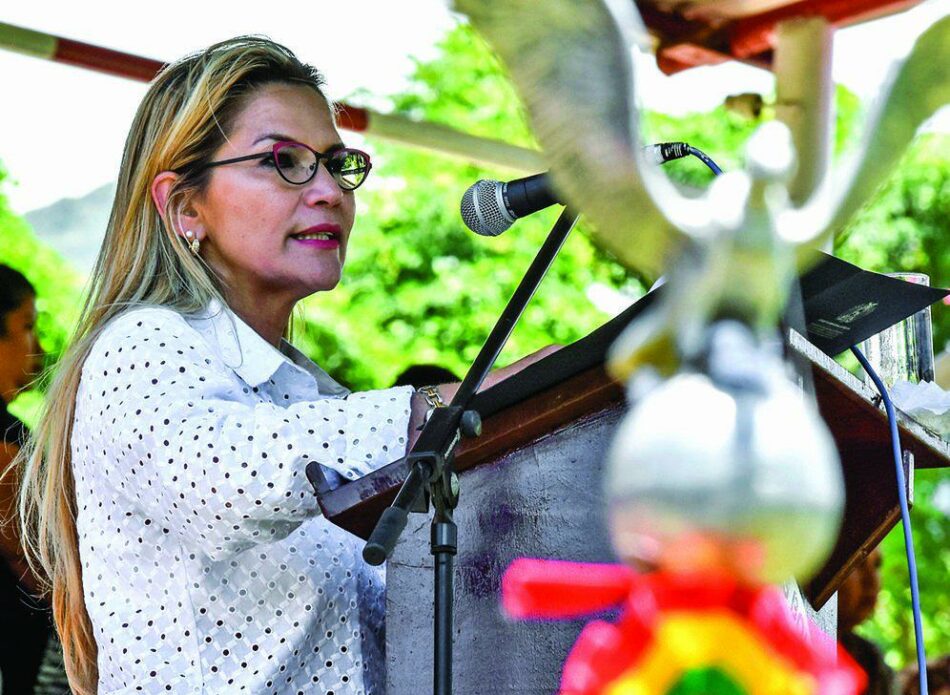 La presidenta autoproclamada de Bolivia Jeanine Añez anuncia una orden de búsqueda y captura contra Evo Morales
