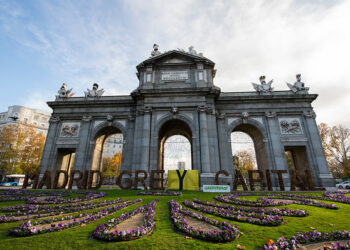 Greenpeace cambia las letras de ‘Madrid Green Capital’ de la Puerta de Alcalá por ‘Madrid Grey Capital’ para exigir medidas reales contra la crisis climática