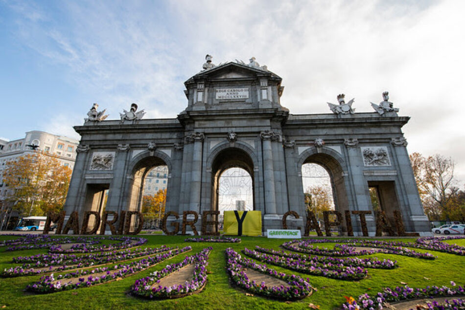 Greenpeace cambia las letras de ‘Madrid Green Capital’ de la Puerta de Alcalá por ‘Madrid Grey Capital’ para exigir medidas reales contra la crisis climática