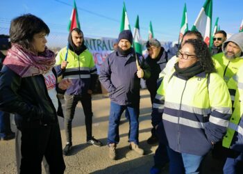 Teresa Rodríguez muestra su apoyo a los trabajadores despedidos por la subcontrata de Alestis