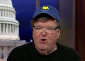 Michael Moore: Bernie Sanders podría vencer a Trump en 2020