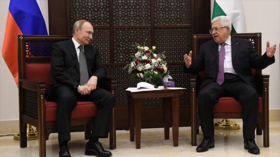 Putin se reúne con presidente palestino e irrita a los israelíes