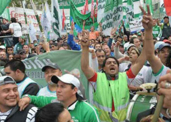 Francia. Paro contra reforma entra en inédita jornada 29: bloquean terminales de autobuses