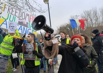 Chalecos amarillos franceses se manifestaron frente a la prisión británica contra la extradición de Assange a EEUU