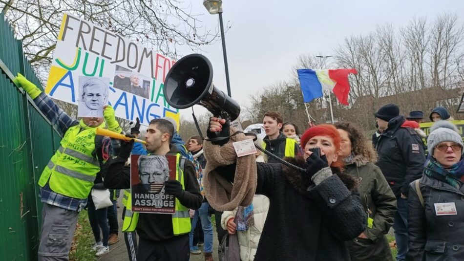 Chalecos amarillos franceses se manifestaron frente a la prisión británica contra la extradición de Assange a EEUU