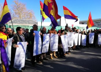 Activistas de la memoria “reponen” los nombres de las víctimas retirados por el Ayuntamiento en el Memorial Cementerio del Este de Madrid