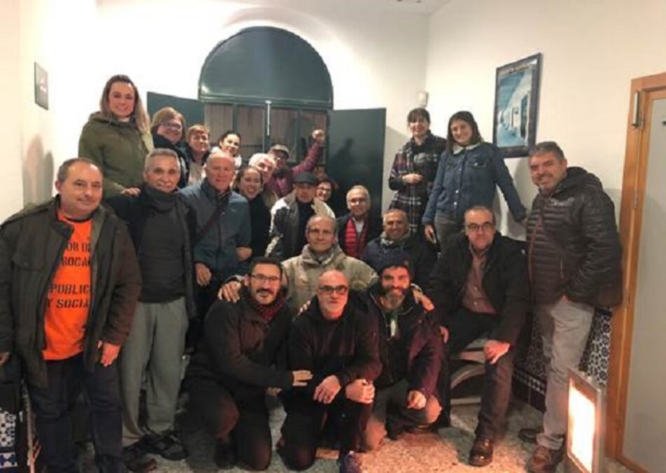 Activistas por el tren rural andaluz protagonizan un encierro en la estación de Pedrera