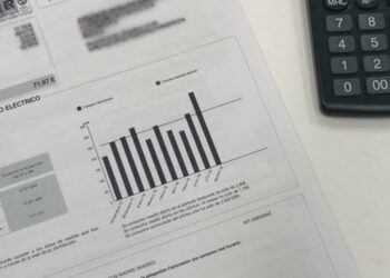 La factura de la luz experimenta una bajada interanual del 25% en noviembre, según el análisis de FACUA