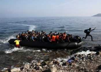 Grecia prevé valla flotante para evitar llegada de inmigrantes