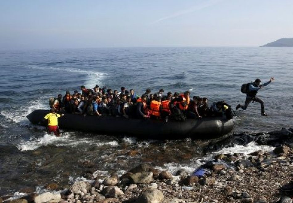 Grecia prevé valla flotante para evitar llegada de inmigrantes