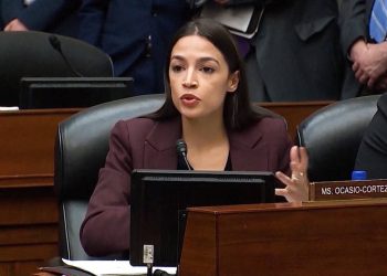 Alexandria Ocasio-Cortez desafía al aparato del Partido Demócrata: lanza un nuevo comité de acción política para apoyar al ala izquierda