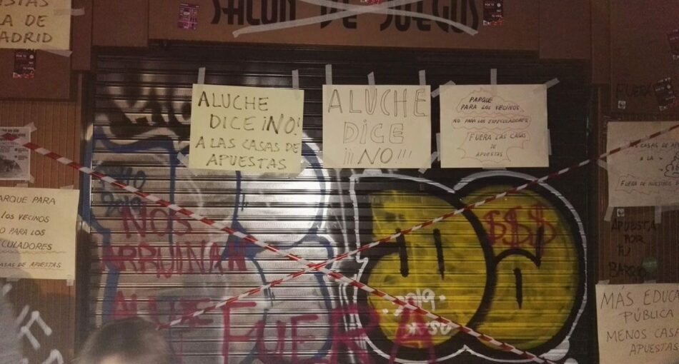 La vecindad de Aluche se concentra a las puertas de un local de apuestas ante su inminente apertura