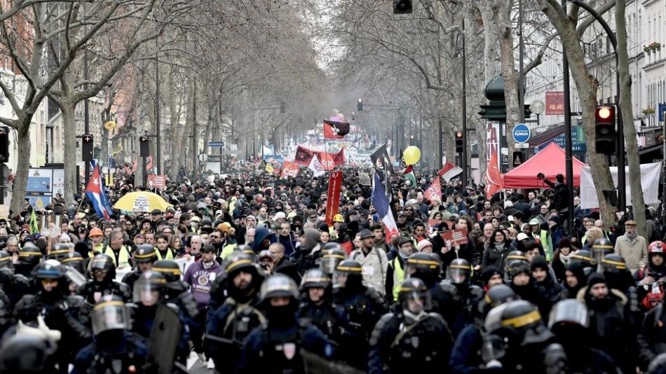 Macron cede ante la huelga y retira edad fija de jubilación de reforma de pensiones