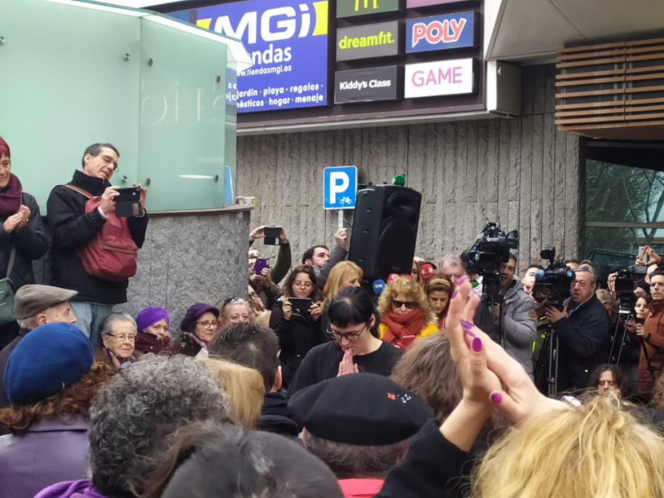 Pamela Valenciano representa su monólogo «No solo duelen los golpes» frente a la Asamblea de Madrid, tras su censura