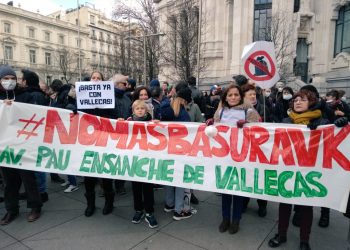 Cientos de vecinos de Vallecas trasladan la protesta contra Valdemingómez al ayuntamiento de Madrid