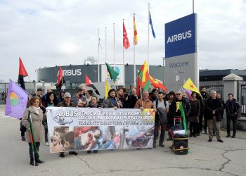 Decenas de militantes se concentran a las puertas de AIRBUS Getafe en protesta por  la venta de aviones militares a Turquía