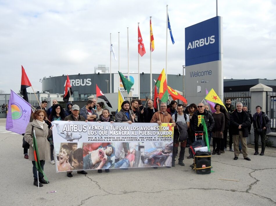 Decenas de militantes se concentran a las puertas de AIRBUS Getafe en protesta por  la venta de aviones militares a Turquía